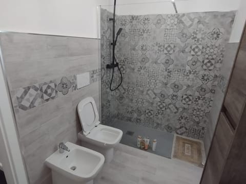 Shower, Toilet, bidet