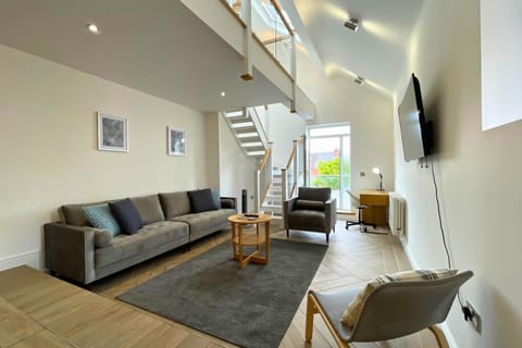 TV and multimedia, Living room, Seating area, Evening entertainment