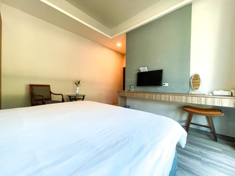 Bed, TV and multimedia, Bedroom