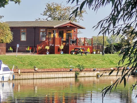 Patio, Restaurant/places to eat, Facade/entrance, Fishing, Golfcourse, Minigolf, Balcony/Terrace, Canoeing, Hiking, Cycling, River view, Family