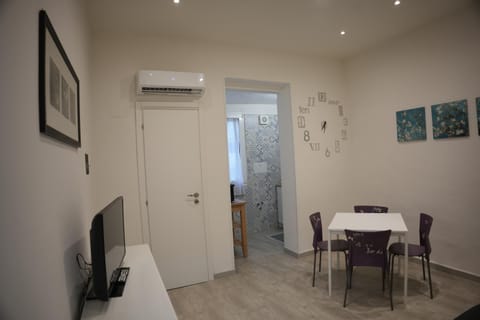 TV and multimedia, Living room, Dining area, air conditioner