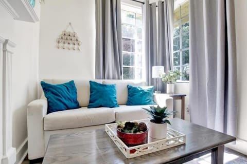 Charming Midtown Apt - Hannon Hideaway Unit A House in Mobile