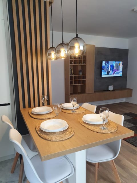 TV and multimedia, Kitchen or kitchenette, Living room, Seating area, Dining area