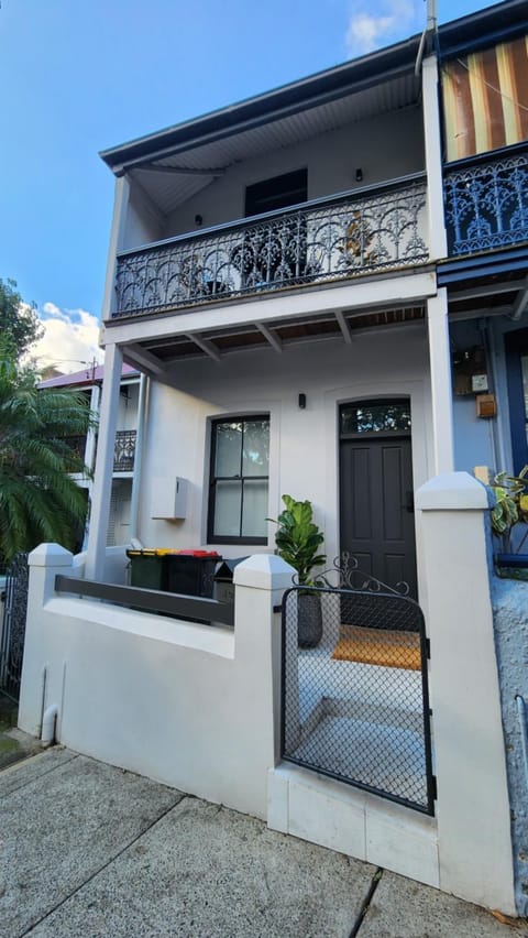 Property building, Facade/entrance, Day, Balcony/Terrace, Street view
