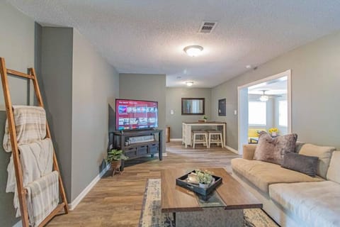 Communal lounge/ TV room, TV and multimedia, Living room, Photo of the whole room, Seating area, Evening entertainment