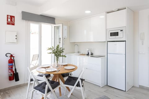 Kitchen or kitchenette, Dining area