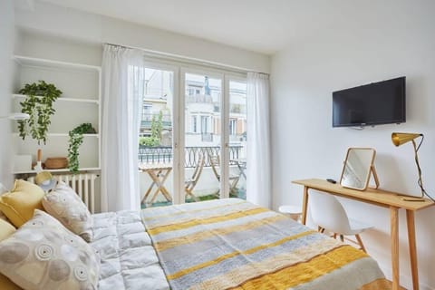 Bed, TV and multimedia, Photo of the whole room, Bedroom