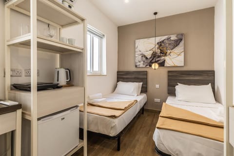Studio apartment with twin beds & kitchenette at the new Olo living 24 Bed and Breakfast in Saint Julians