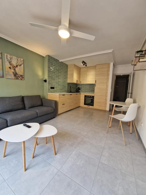 Kitchen or kitchenette, Seating area, Dining area, stove