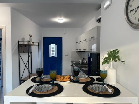 Kitchen or kitchenette, Food and drinks, Dining area, Food, pet friendly, stove, air conditioner