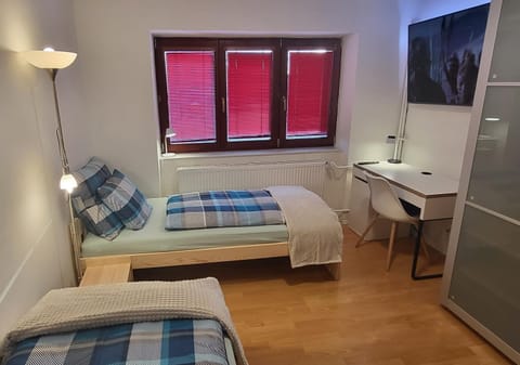 Bed, TV and multimedia, Photo of the whole room, hair dresser