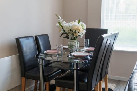 Bright 1 Bed Manchester Flat - Sleeps 3 Apartment in Salford