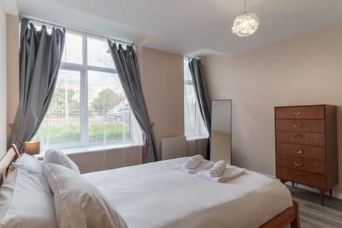 Bright 1 Bed Manchester Flat - Sleeps 3 Apartment in Salford