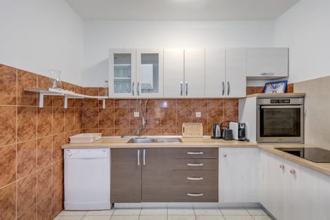 Kitchen or kitchenette, dishwasher, oven, stove