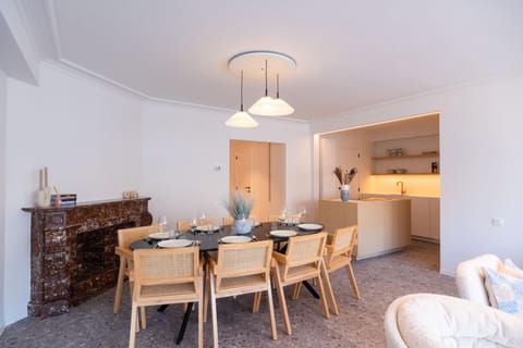 Kitchen or kitchenette, Living room, Seating area, Dining area