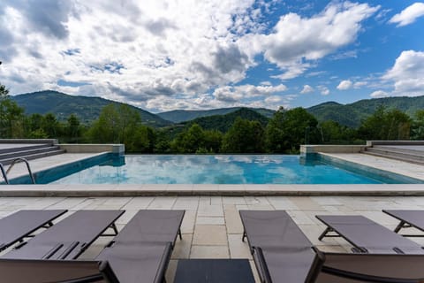 Day, Natural landscape, Mountain view, Pool view, Swimming pool, sunbed