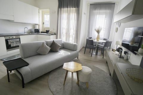 Restaurant/places to eat, TV and multimedia, Living room, Seating area, Dining area, kitchen