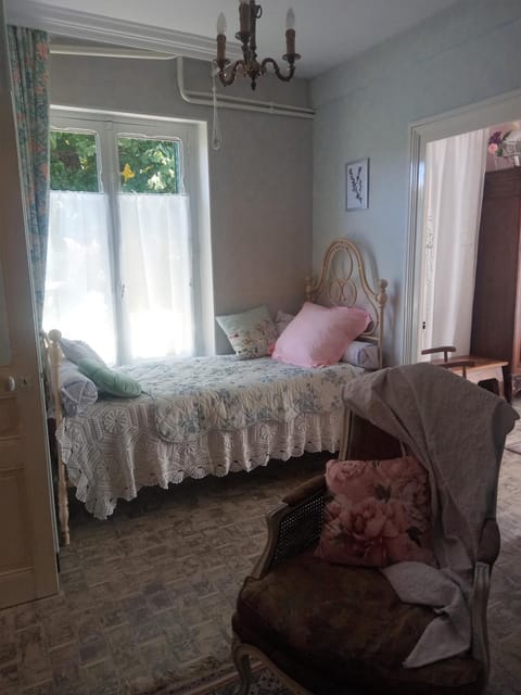 Bed, Living room