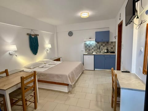 Bed, Photo of the whole room, Dining area, towels