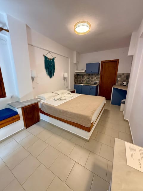 Bed, Kitchen or kitchenette, Photo of the whole room