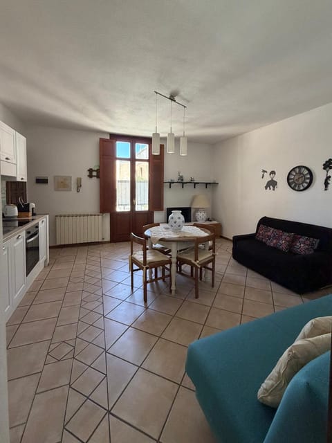 Kitchen or kitchenette, Living room, Seating area, Dining area, oven, stove