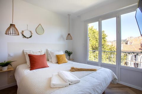 Bed, TV and multimedia, View (from property/room), Balcony/Terrace, Photo of the whole room, Bedroom, towels