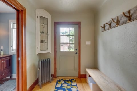 Ferndale Gem, Walk to Stores and Restaurants! House in Ferndale