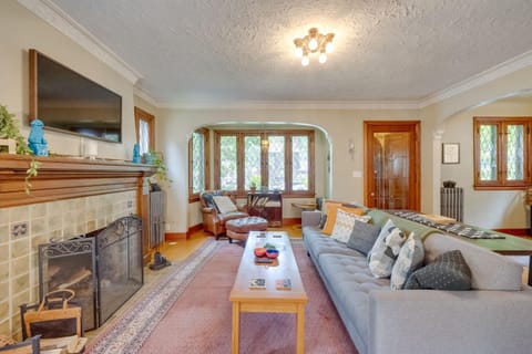 Ferndale Gem, Walk to Stores and Restaurants! House in Ferndale