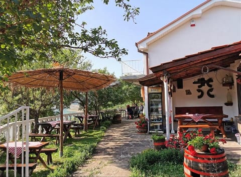 Property building, Patio, Restaurant/places to eat, Garden, Lounge or bar, Garden view