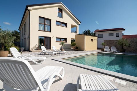 Property building, Day, Swimming pool, sunbed