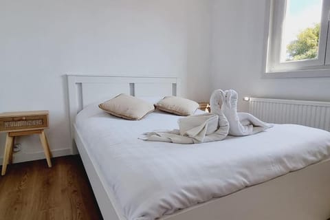 Bed, Photo of the whole room, Bedroom, towels