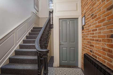 Paradise Square Remodelled 18th Century Ground Floor Apartment in Sheffield