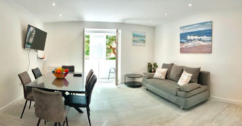 TV and multimedia, Balcony/Terrace, Living room, Seating area, Dining area