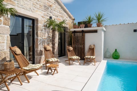 Property building, Patio, Day, Pool view, Swimming pool, sunbed