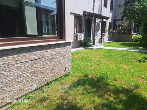 Property building, Garden, Balcony/Terrace