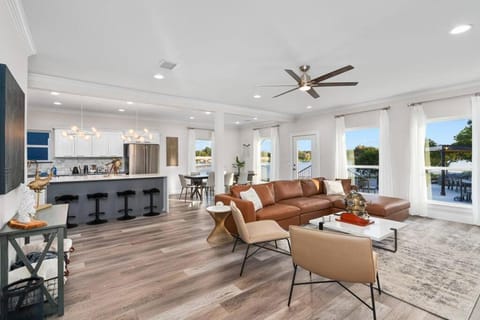 Lakefront Home Insane Views - Pool Spa Gameroom House in Kingsland