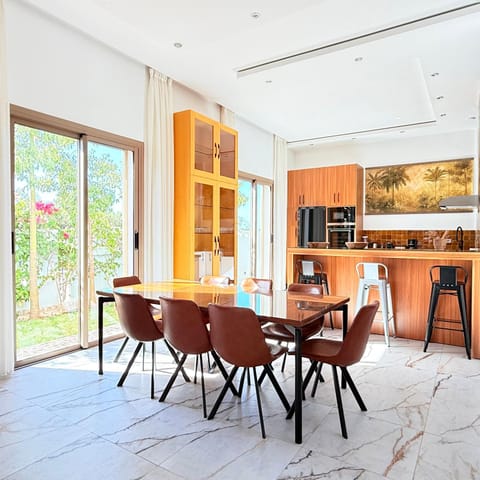 Garden, Seating area, Dining area, Meeting/conference room, kitchen