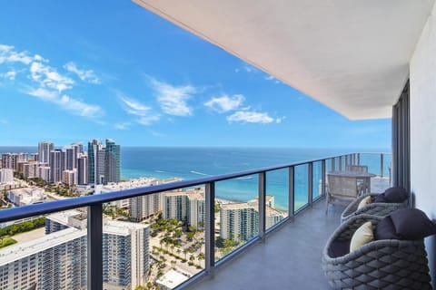 View (from property/room), Balcony/Terrace, Seating area, City view, Sea view