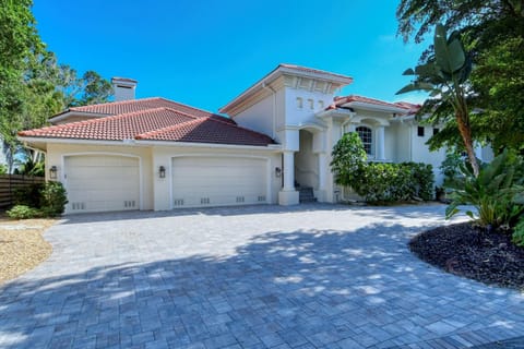 Sunburst Courtyard - 430 House in Siesta Key