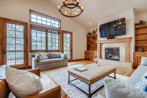 Valley Views, Hot Tub and Parking Included House in Vail