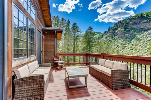 Valley Views, Hot Tub and Parking Included House in Vail