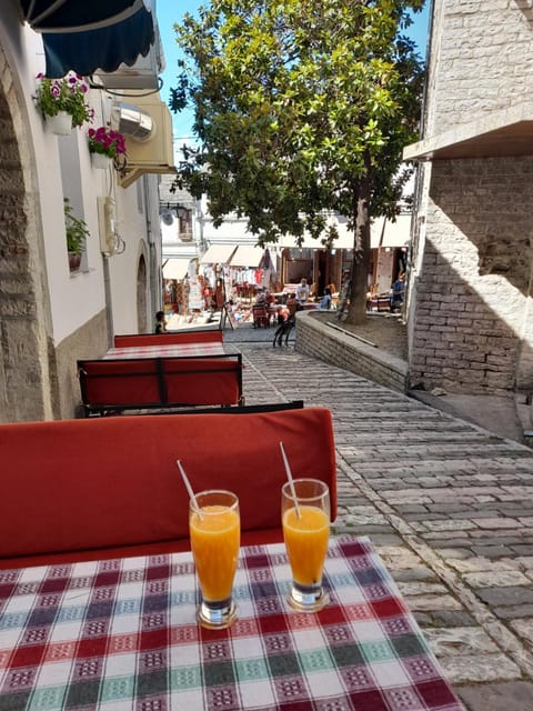 Restaurant/places to eat, Lounge or bar