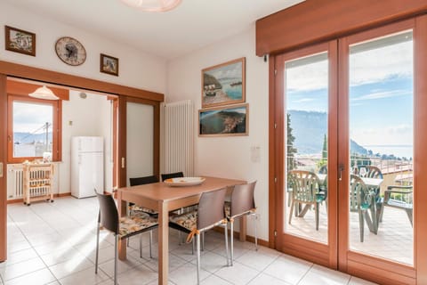 Balcony/Terrace, Dining area, Lake view