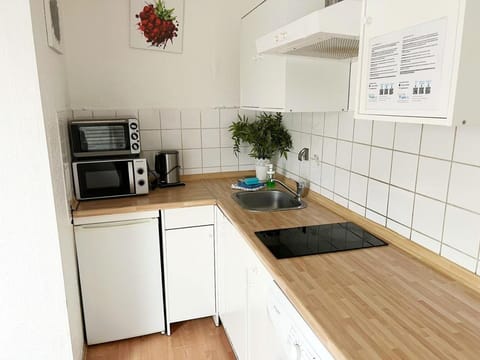 Coffee/tea facilities, Kitchen or kitchenette, oven, stove
