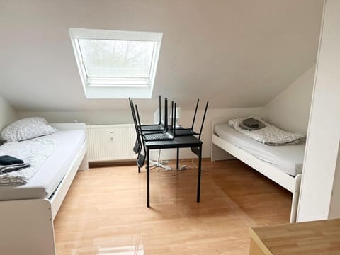 Bed, Photo of the whole room, Seating area, Dining area, Bedroom, towels