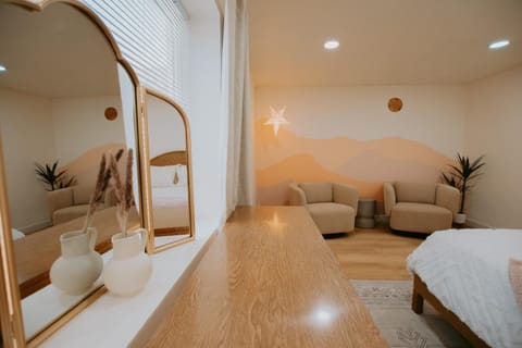 East Downtown Desert Chic Casita-Private Hot Tub-Close to Downtown-Pet Friendly! Bed and Breakfast in Albuquerque