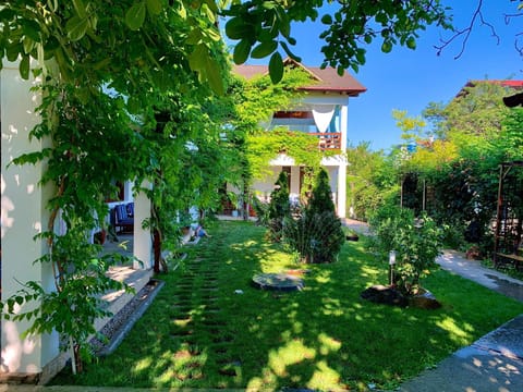 Property building, Day, Natural landscape, Garden, Garden view