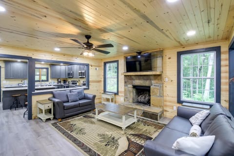 Hot Tub and Game Room Seiverville Group Getaway House in Sevier County