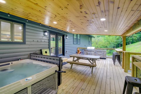 Hot Tub and Game Room Seiverville Group Getaway House in Sevier County