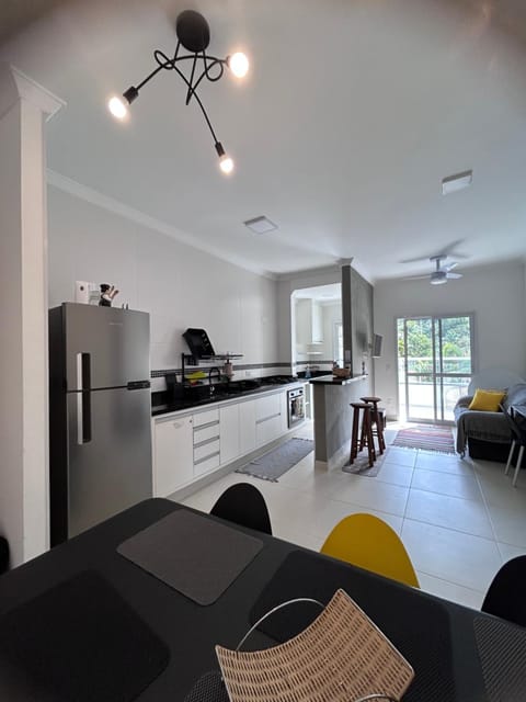 Kitchen or kitchenette, Dining area, fireplace, pet friendly, stove